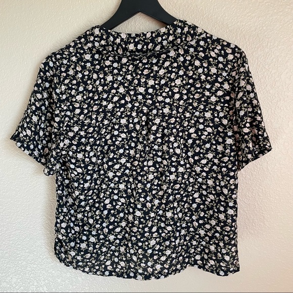Floral Button Up Collar Top - Picture 4 of 4